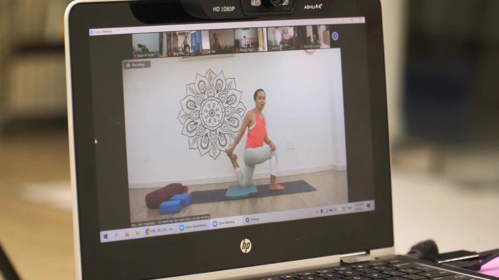 6 Cách để chỉnh sửa tư thế hiệu quả cho học viên Yoga trực tuyến